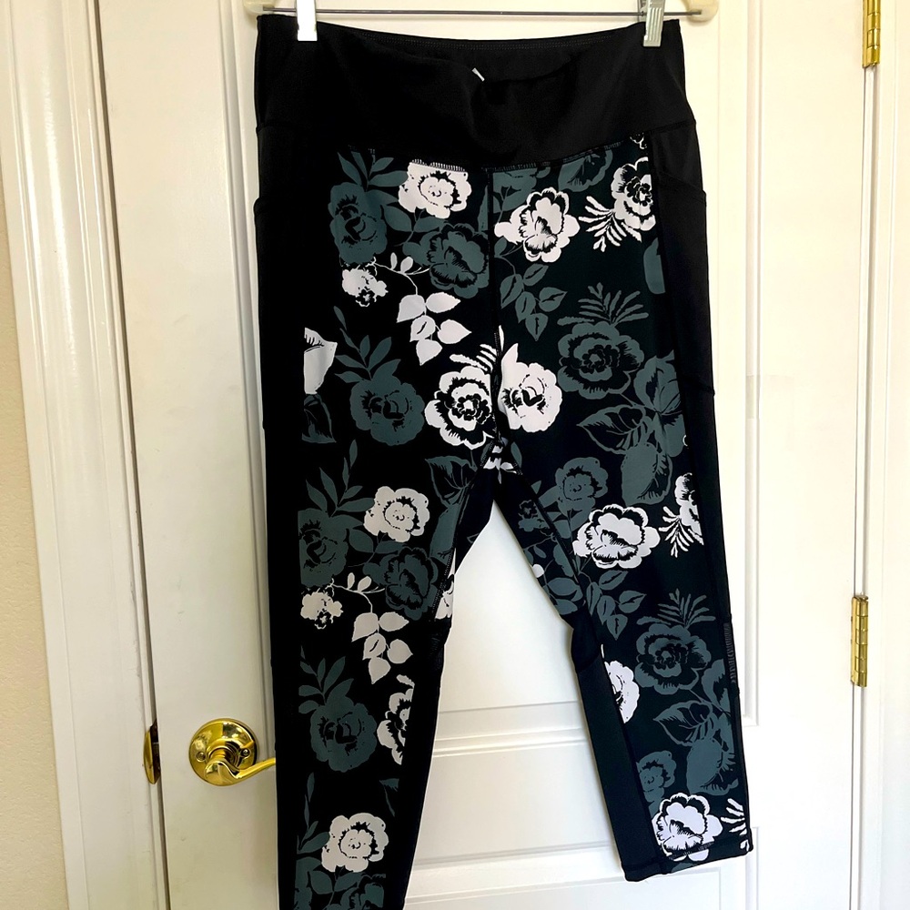 LuLaRoe Rise Fearless Crop Lycra Floral Black Gray Leggings 1x with pockets